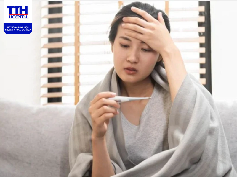 Sốt virus phổ biến hơn ở trẻ em và người lớn tuổi có hệ miễn dịch suy yếu