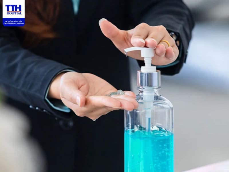 Tránh lơ là vệ sinh cá nhân, đặc biệt là vệ sinh tay