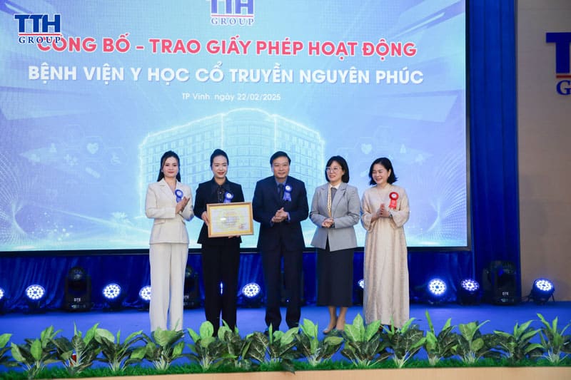 trao Giấy phép hoạt động cho Bệnh viện YHCT Nguyên Phúc